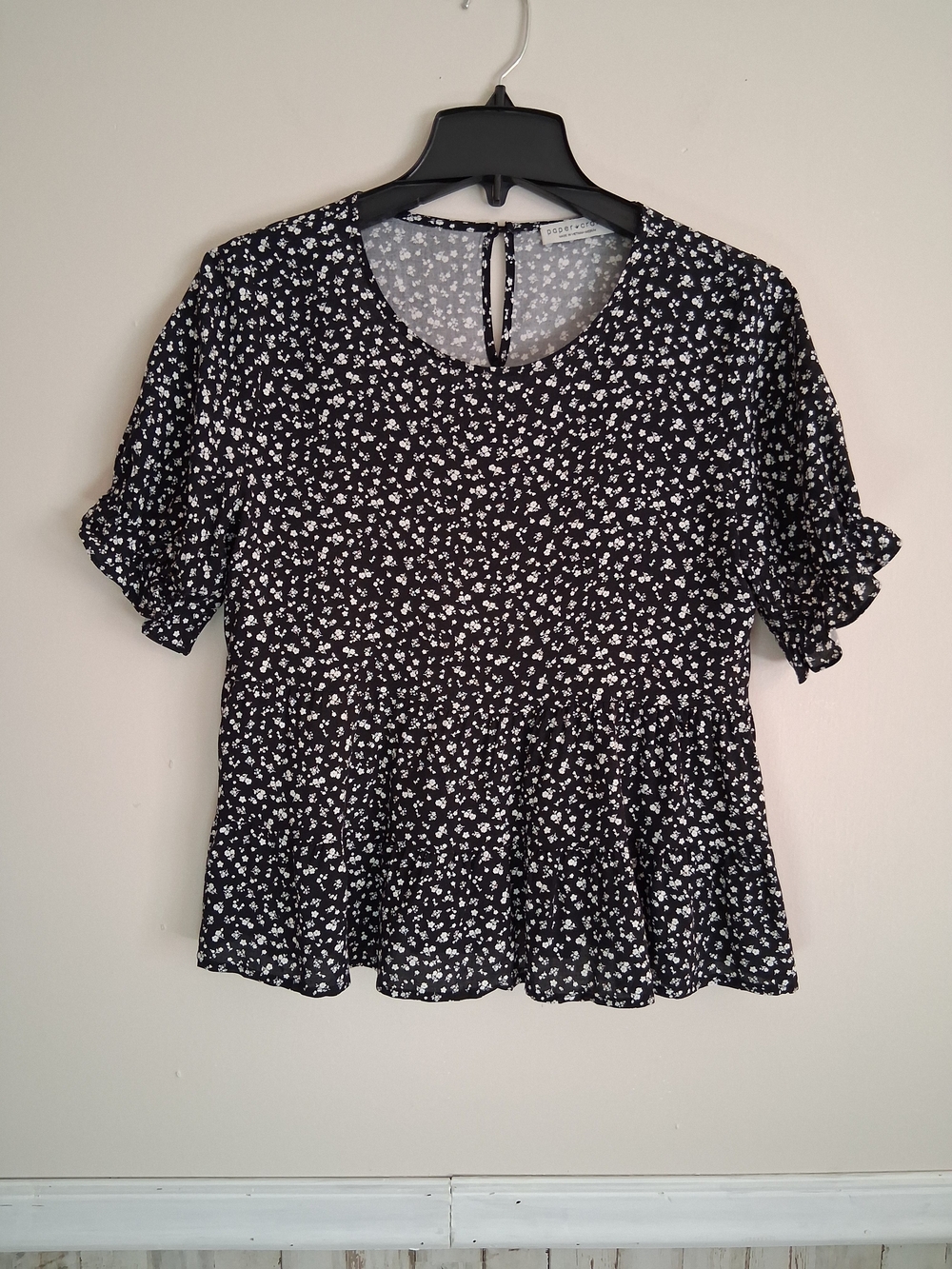 Paper Crane Peplum Top Black Ditsy Floral Short Sleeve Rayon Women's Medium